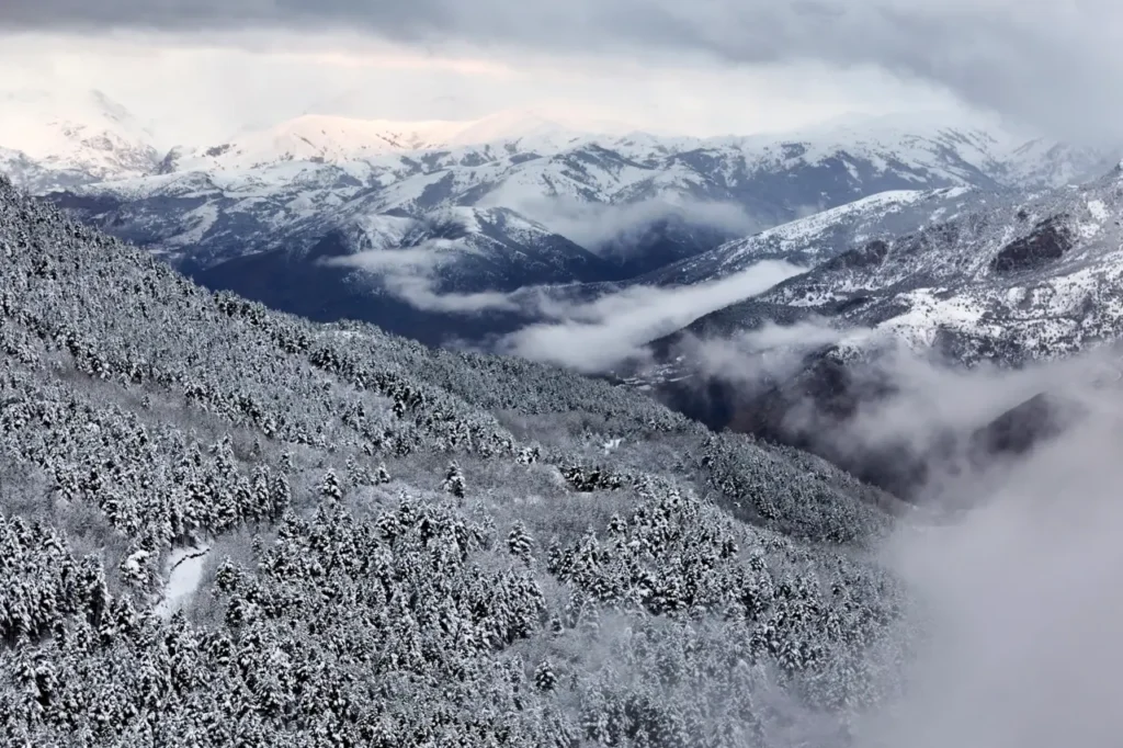 Gümüşhane beyaz gelinliğini giydi: Kar ve sisin dansı havadan görüntülendi