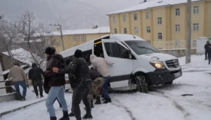 Gümüşhane’de kar yağışı kazalara neden oldu