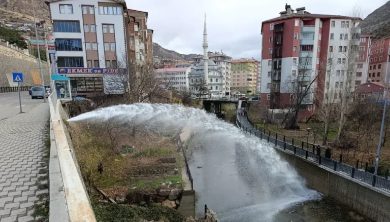 Ana su hattındaki tadilat tonlarca içme suyunu Harşit Çayı’na akıttı
