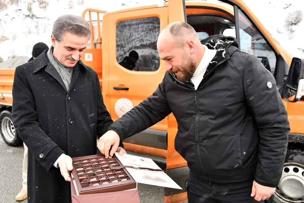 Gümüşhane’de kar nöbeti: Vali Baruş ekiplerle bir araya geldi