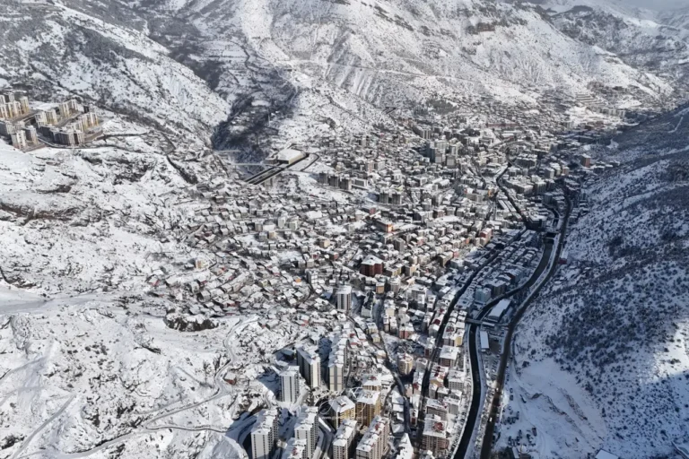 Gümüşhane’de kar yağışı görsel şölene dönüştü: Zirveler ve tarih beyaza büründü