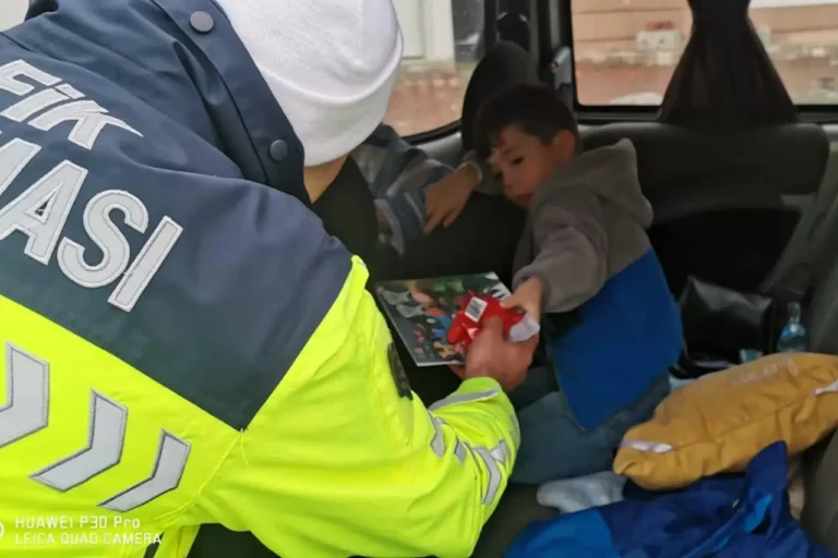 Karnesini alan yola çıktı, ilk tebrik Jandarma’dan geldi