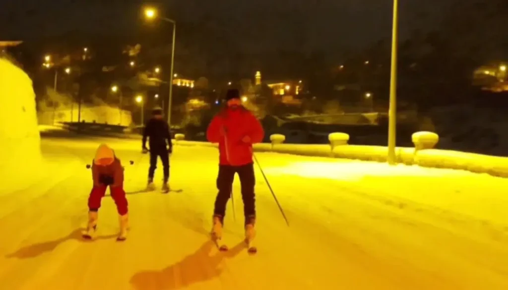 Gümüşhane sokaklarına kayak takımlarıyla indiler
