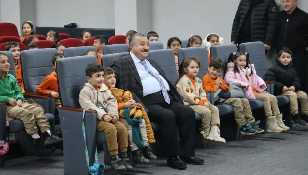 Kelkit’te Kahkaha Tufanı! Dilaver Cebeci Salonu Tarihi Günlerinden Birini Yaşadı