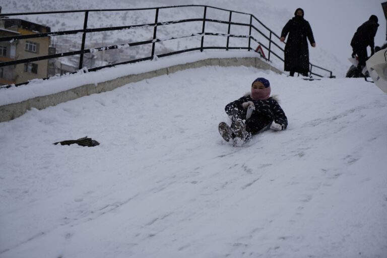 Tatili fırsat bilen çocuklar sokaklara akın etti