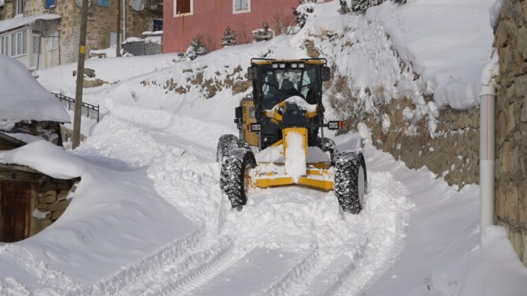 Gümüşhane İl Özel İdaresi’nden köy yollarında kesintisiz kar mesaisi