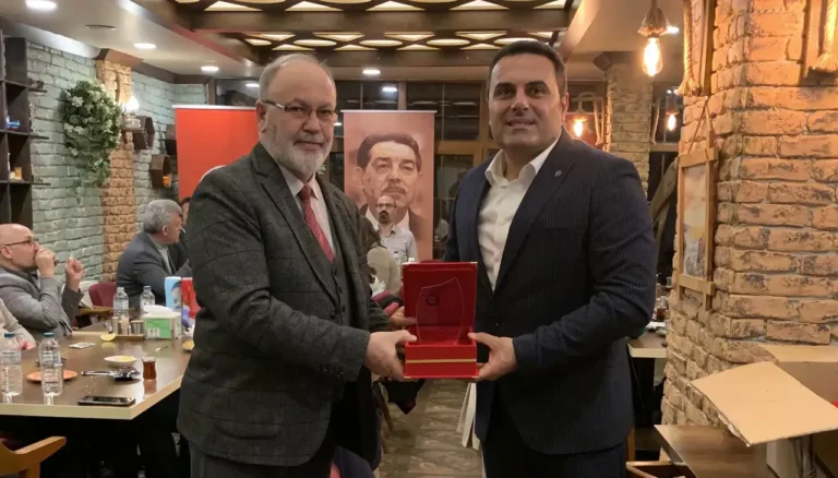 Eğitim-Bir-Sen’den Gümüşhane Üniversitesi’nin zirvedeki akademisyenlerine plaket