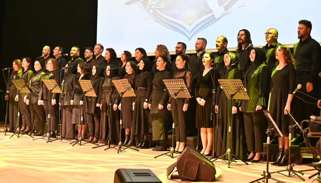 Gümüşhane’de sahne öğretmenlerin! Maarif Korosu’ndan unutulmaz sanat gecesi