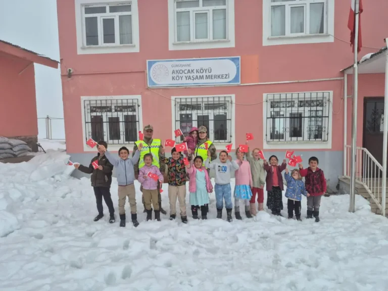 Gümüşhane’de minik kalplere Jandarma dokunuşu