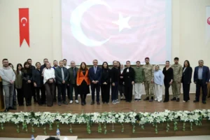 Gümüşhane’de duygusal anlar: “Kınalı Hasan” sahne alınca salon gözyaşlarına boğuldu!