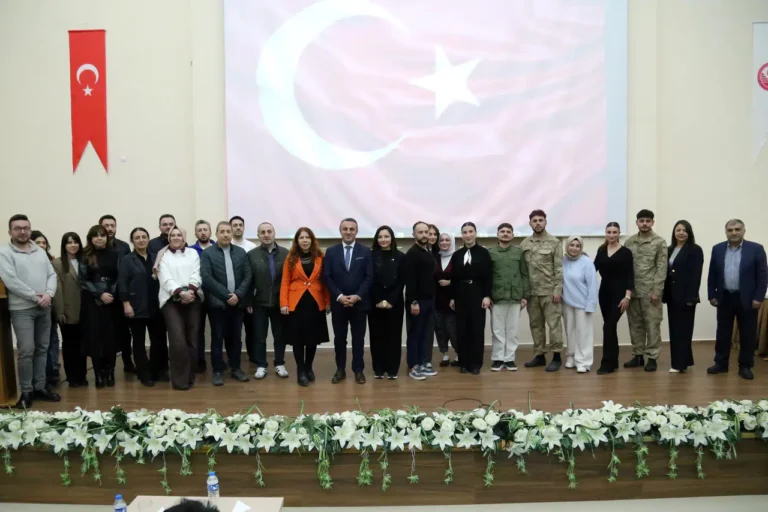 Gümüşhane’de duygusal anlar: “Kınalı Hasan” sahne alınca salon gözyaşlarına boğuldu!