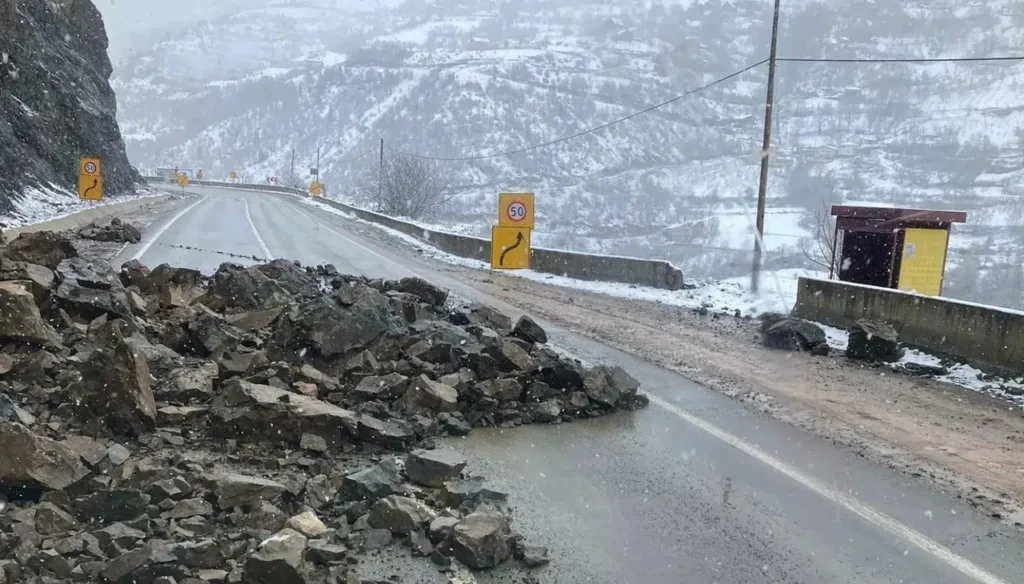 Gümüşhane’de heyelan karayolunu kapattı
