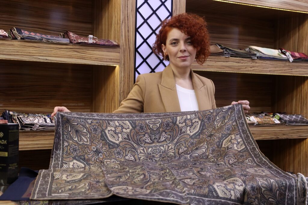 18 yıllık Gümüşhane esnafıydı, şimdi dünyayı giydirmeye hazırlanıyor