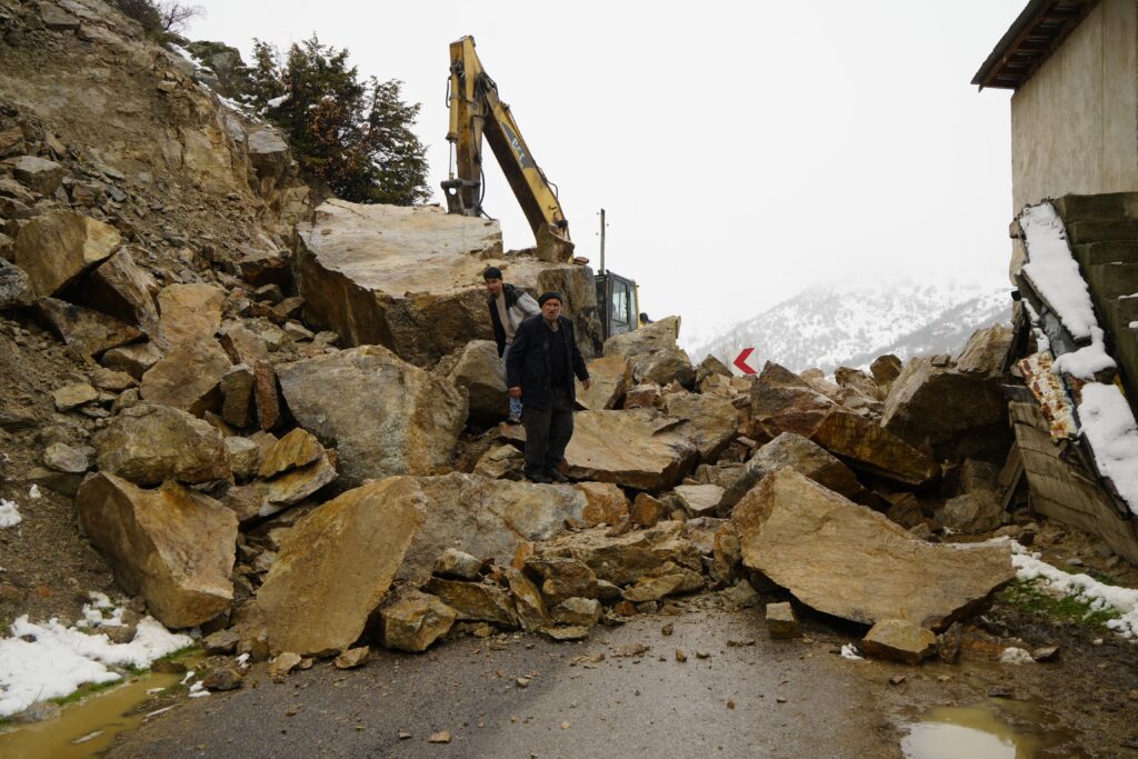 Gümüşhane’de gece yarısı dev kayalar ahırın üzerine düştü