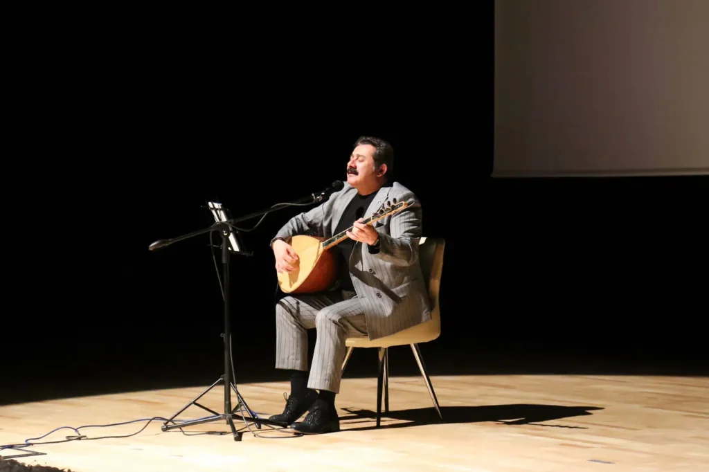 Gümüşhane’de türkü rüzgarı! Nurullah Akçayır gönülleri fethetti