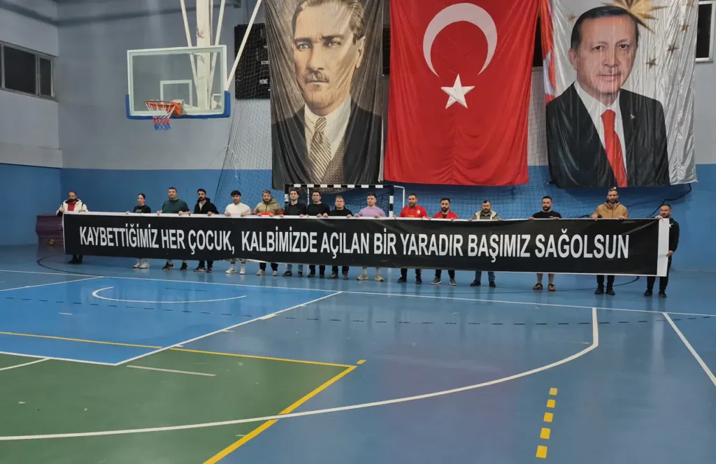 Sahada Hüzün ve Vefa Bir Arada: Kelkitli Eğitimcilerin Pankartı Yürek Burktu!