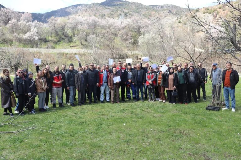 Gümüşhane’de meyve üreticilerine profesyonel budama eğitimi verildi