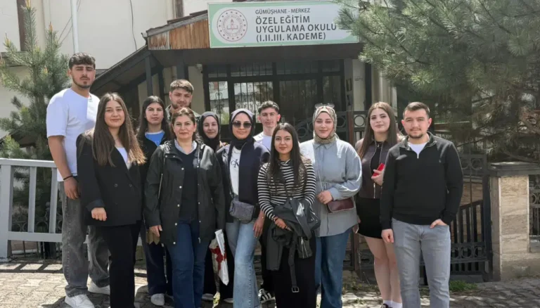 Harçlıklarını Biriktirip Gönülleri Kazandılar: Gümüşhane’de Duygulandıran Kareler!