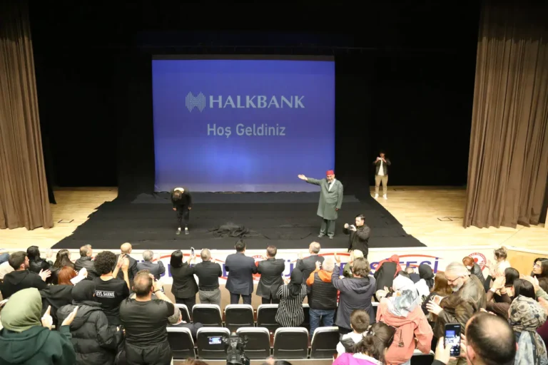 Ahmet Yenilmez’den Gümüşhane’de Dev Performans! 65. Gösterim Ayakta Alkışlandı