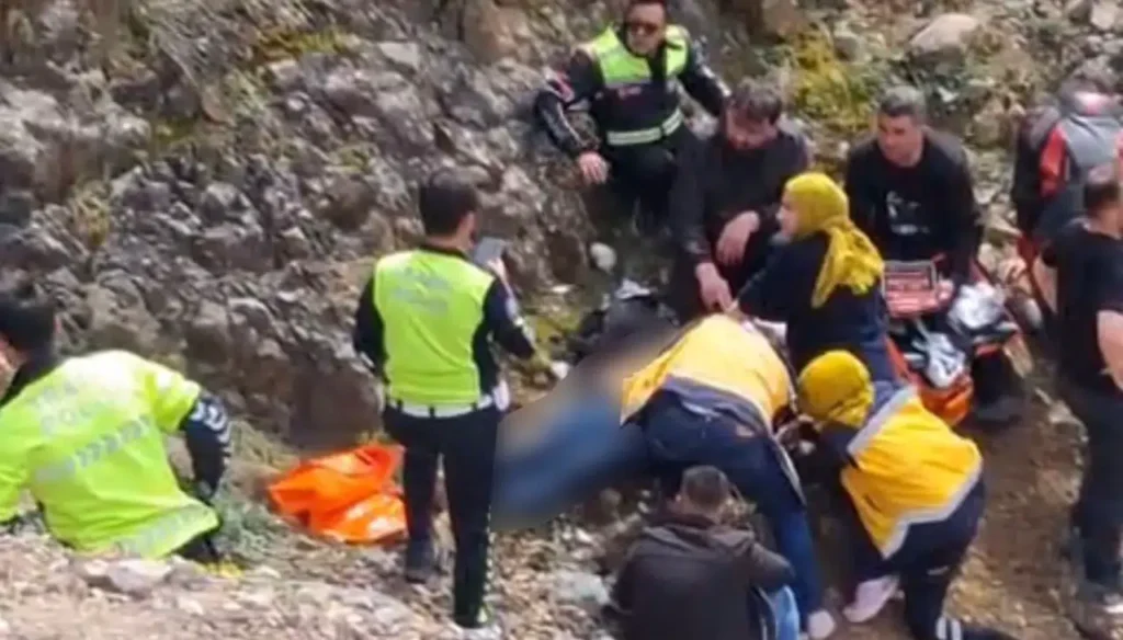 Zigana’da feci kaza: Bariyerlere çarpan motosikletten savrulan 2 genç uçuruma düştü