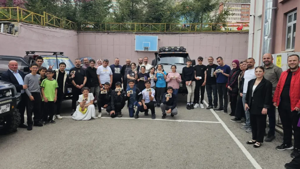 Okul Bahçesine Dev Araçlarla Girdiler! Özel Çocukların Heyecanı Görülmeye Değerdi