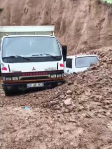 Gümüşhane’de sağanak yağış sele neden oldu: Evler ve araçlar zarar gördü