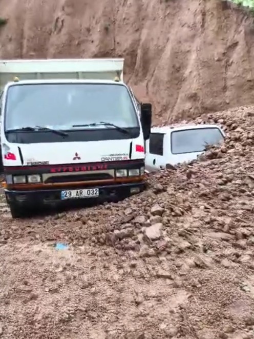 Gümüşhane’de sağanak yağış sele neden oldu: Evler ve araçlar zarar gördü