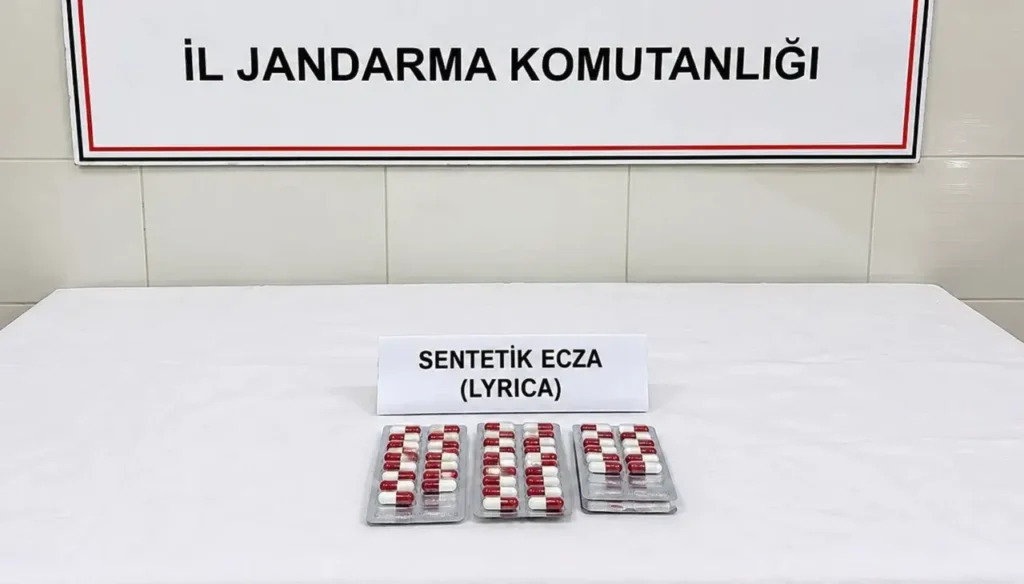 Şiran’da Jandarmadan Kaçamadılar: Araçtan ve Evden Sentetik Hap Çıktı