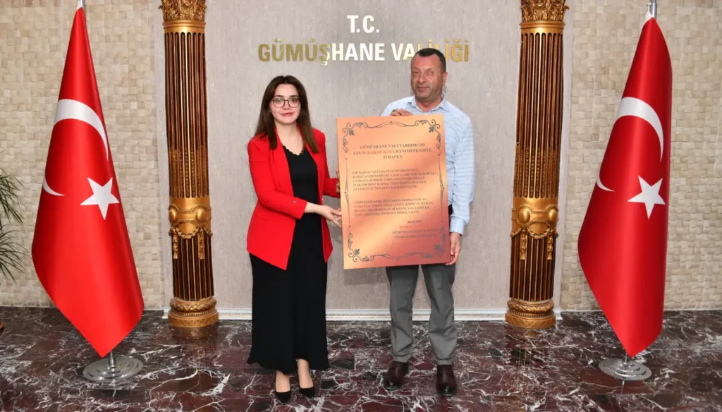 Akrostiş şiir ustası Coşkun Tuncer, Vali Yardımcısı Bahar Kaya’ya tablo takdim etti