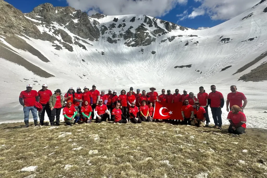 Gümüşhane’de Milli Takım için anlamlı yürüyüş: 2 bin 730 metrede Ay-Yıldızlı Bayrak açıldı