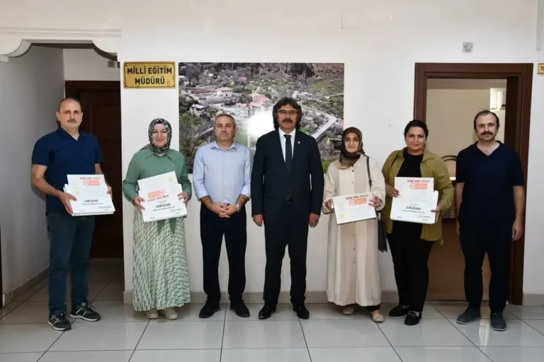 Gümüşhane’de Bilimin Öncüsü Öğretmenlere Plaket Verildi