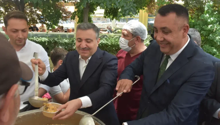 Gümüşhane’de Muharrem Ayı Bereketi: Fatih Parkı’nda Bin Kişilik Aşure İkramı