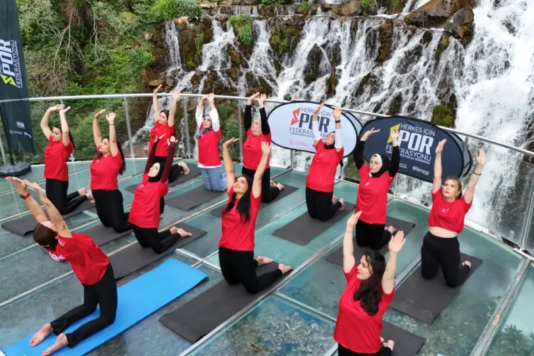 Tomara Şelalesi’nde Gürül Gürül Akan Suyun Yanında Yoga Yaptılar