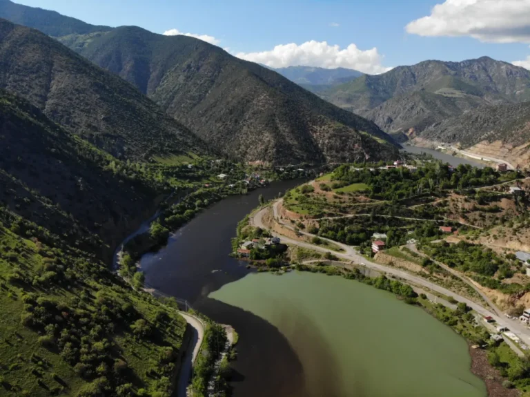 Torul Baraj Gölü Tamamen Renk Değiştirdi! Görenler Gözlerine İnanamadı
