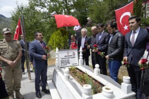 Şehit öğretmen Necmettin Yılmaz şehadetinin 9. yılında kabri başında anıldı