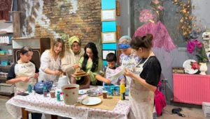 Sıradan Saksılar Birkaç Saatte Sanat Eserine Dönüştü! Düşler Atölyesi’nde Renkli Buluşma