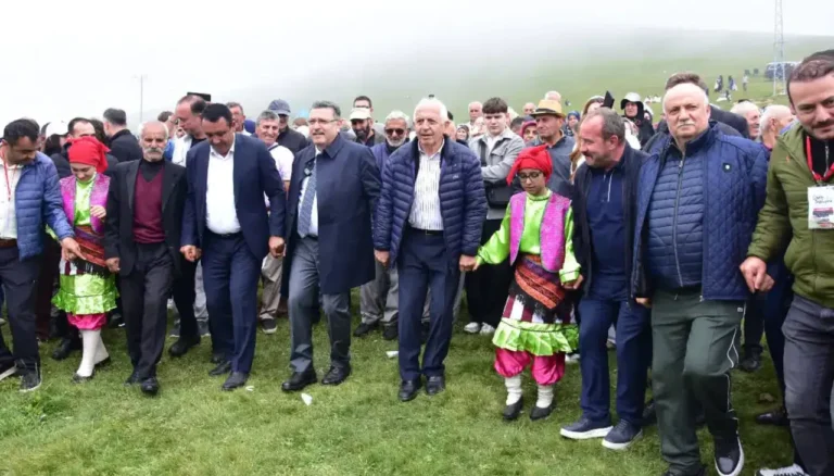 Taşköprü Yaylası’nda Horon Sesleri: 15. Santa-Taşköprü Şenlikleri Yapıldı