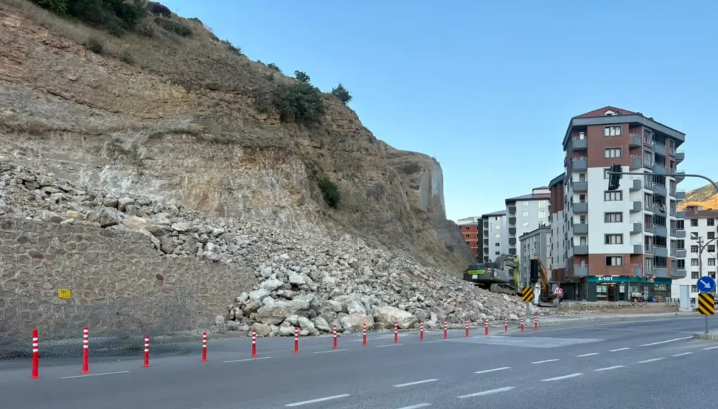 Gümüşhane’de 1. Etap TOKİ yolu geçici olarak ulaşıma kapatıldı