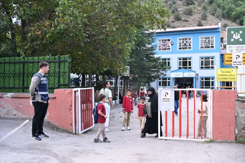 Gümüşhane Emniyetinden Okul Çevrelerinde Sıkı Güvenlik Tedbiri