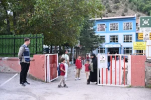 Gümüşhane Emniyetinden Okul Çevrelerinde Sıkı Güvenlik Tedbiri