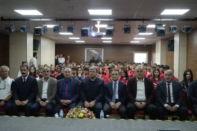Ertuğrul Sağlam Gümüşhane’de Gençlerle Bir Araya Gelerek Spor ve Ahlak Vurgusu Yaptı