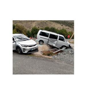Kavşakta İki Araç Çarpıştı! Minibüs Durak ve Elektrik Direğini Yıktı