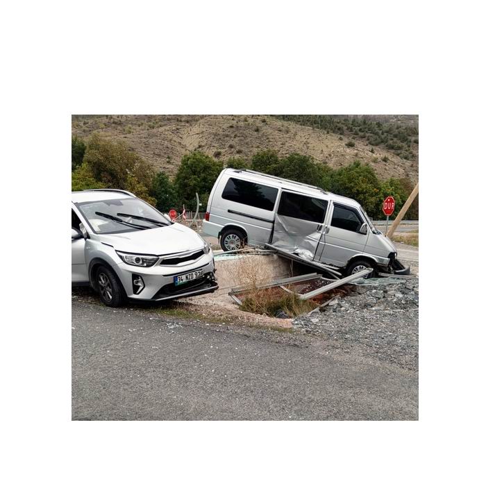 Kavşakta İki Araç Çarpıştı! Minibüs Durak ve Elektrik Direğini Yıktı